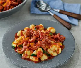 Tomaten-Geschnetzeltes mit Gnocchi und Zucchini