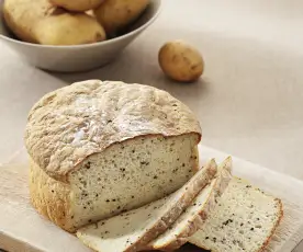 Pagnotta di pan di patate con semi di sesamo nero (senza glutine)