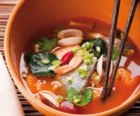 Scharfe Thai-Suppe mit Meeresfrüchten
