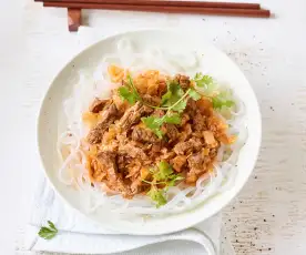 Makaron ryżowy z kapustą i wołowiną