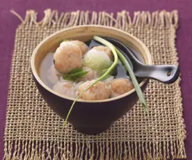 Čínská polévka s krevetovými kuličkami