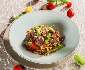 Spaghetti mit Gemüse-Sugo und Fleischbällchen