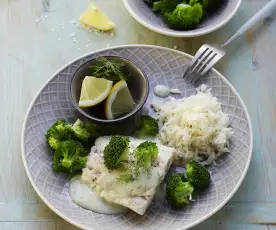Fischfilet mit Brokkoli, Reis und Dillsauce