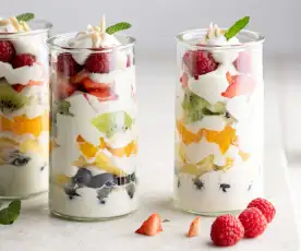 Vasitos arcoíris de fruta y crema de yogur