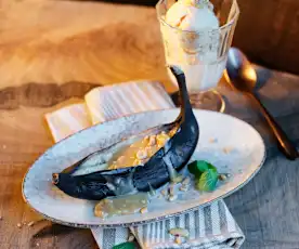 Gegrillte Bananen mit Erdnusseis und Karamell