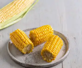 Gotowanie na parze kukurydzy w kawałkach