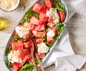 Wassermelonen-Salat mit Macadamiacrunch und Fetacreme