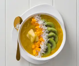 Tropical smoothie bowl
