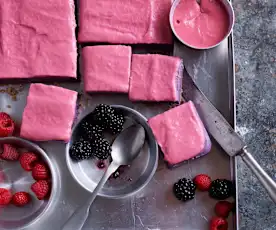 Quadrados gelados de amora e framboesa com curd de framboesa