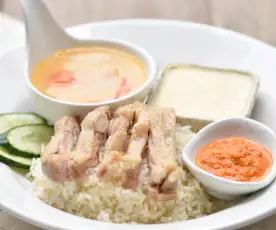 Hähnchen-Reis, Gemüsesuppe und gedämpftes Ei