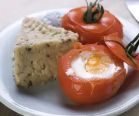Pilzreis mit Eiern im Tomatennest