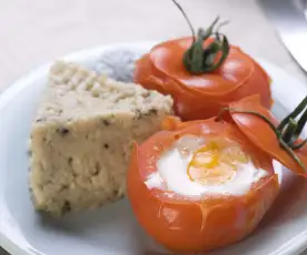 Houbové rizoto s vejcem v rajčatovém hnízdě