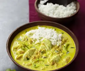 Zuppa di pesce con latte di cocco e curry