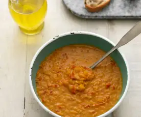 Supă de linte, ardei roșu și harissa