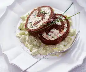 Krabben-Roulade im Pumpernickel-Mantel mit Schmand-Gurken-Ragout