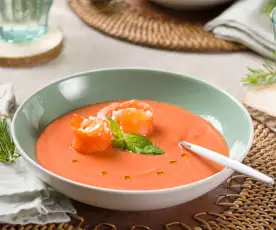 Sopa fría de tomate y albahaca con rollitos de salmón