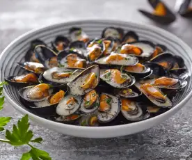 Mussels with crème fraiche and herbs (Mouclade)