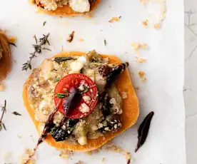 Canapés de batata con cobertura de calabacín, queso feta y judías blancas