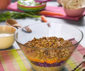 Ensalada de lombarda, quinoa y salchichas vegetarianas