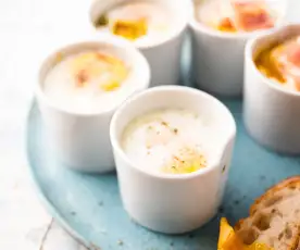 Huevos en cocotte con guisantes y jamón