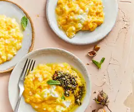Œufs brouillés au chèvre et pesto de menthe 