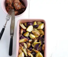 Bochechas de porco com batata e maçã assadas no forno