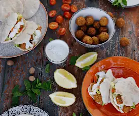 Pão pita com falafel
