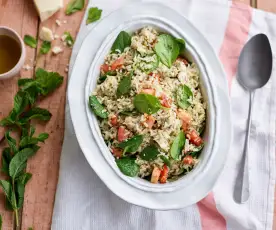 Salada de arroz com frango e pesto de hortelã