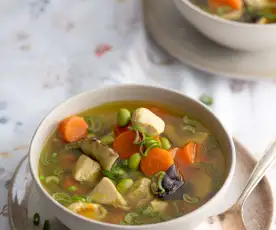 Kurkuma-Ingwer-Suppe mit gemischtem Gemüse