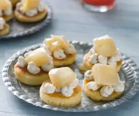 Mini tortitas de queso azul y nueces con pera caramelizada