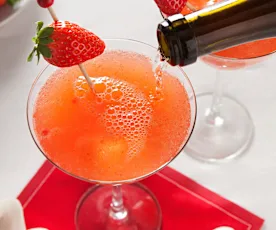 Cóctel de naranja, fresa y aroma de rosa para dos