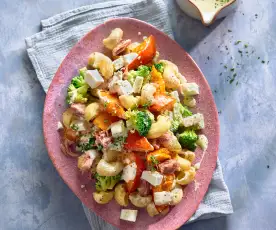 Thunfisch-Nudel-Salat mit geröstetem Kürbis