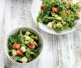 Salada de quinoa com tomate e espinafres