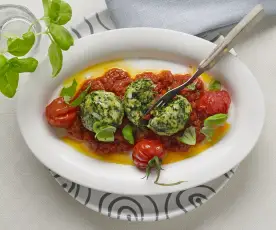 Knedle szpinakowe z pomidorowym ragout