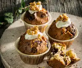 Muffiny s medovým topingem a oříškovým griliášem