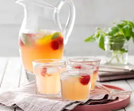 Sangria de framboesa e manjericão