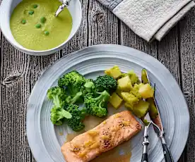 Menu avec soupe aux pois et au gingembre, saumon citronné, brocoli et pommes de terre