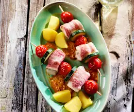Gemüse-Hühner-Spieße mit Erdäpfeln und Paprikasauce