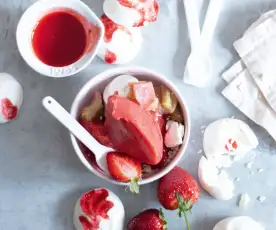 Sorbet fraise-rhubarbe, coulis de fraises, meringues