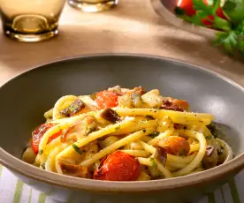 Bucatini aux aubergines, tomates-cerises et cèpes