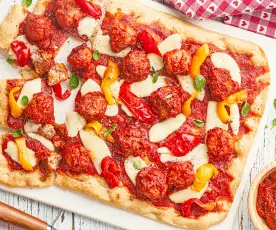 Pizza con albóndigas en salsa de tomate picante, mozzarella y pimiento asado