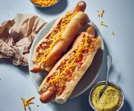 Hot Dogs mit Bierzwiebeln