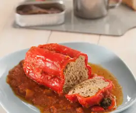 Pimientos rellenos de carne con salsa de tomate al vermut