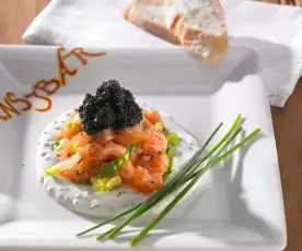 Lachstatar auf Schnittlauch-Schmand mit Kaviar