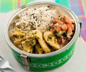 Frango com arroz selvagem e salada de pepino e tomate