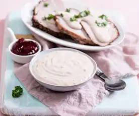 Jogurtový dip s brusinkami a kari 