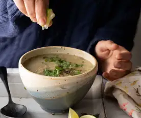 Veganská houbová polévka s lilkem a divokou rýží a opečeným chlebem