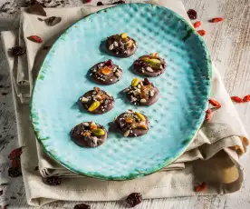 Schokoladescheiben mit Trockenfrüchten