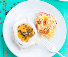 Papelote de pescada com laranja com cuscuz de tomate, pimentos e cebola roxa
