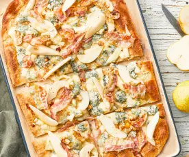 Pizza mit Gorgonzola, Speck, Birnen, Honig und Walnüssen